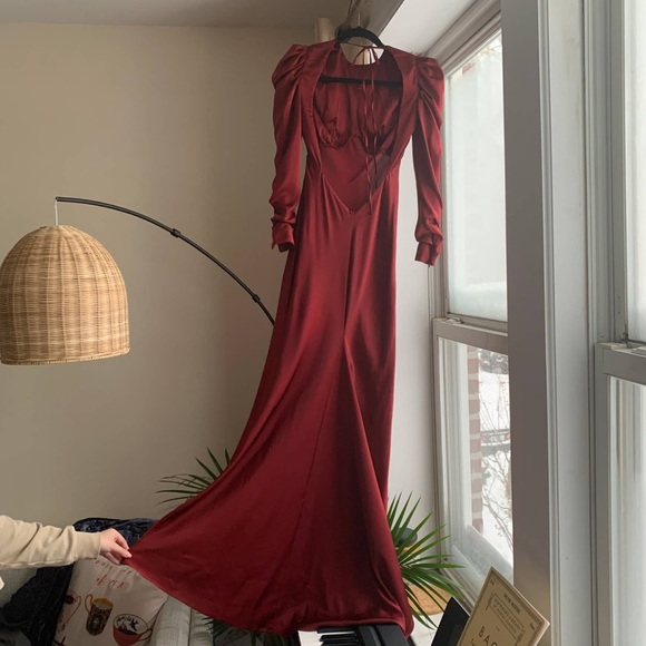 HOUSE OF CB Ottillie Sexy Open Back Puff Sleeves
Silky Satin Red Maxi Gown Dress - Picture 4 of 14